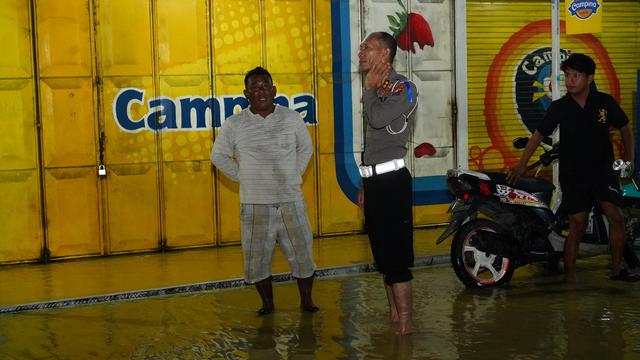 Dirlantas Polda Jatim, Kombes Pol Komarudin turun langsung mengecek arus lalu lintas yang terdampak banjir di depan koramil Blega Bangkalan. (Istimewa)