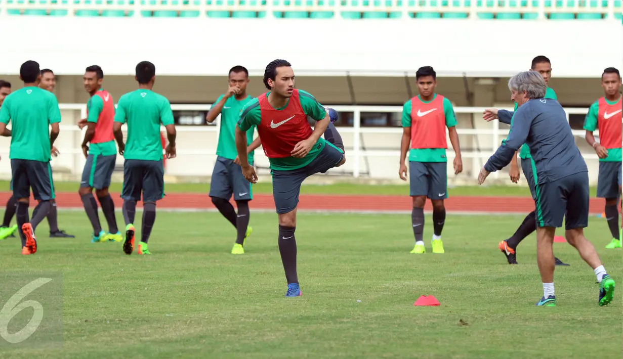 Pemain naturalisasi, Ezra Walian (tengah) menerima arahan pelatih fisik saat pemanasan bersama Timnas Indonesia U-22 jelang latihan resmi laga persahabatan melawan Myanmar di Stadion Pakansari, Kab Bogor, Senin (20/3). (Liputan6.com/Helmi Fithriansyah)