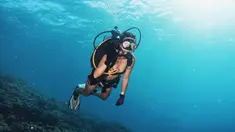 Nia Ramadhani bersama suaminya, Ardi Bakrie, dan buah hati mereka berlibur bersama ke Labuan Bajo. Mereka pun tak melewatkan untuk diving di laut Labuan Bajo. Melalui akun Instagramnya, Nia membagikan keseruannya saat diving. (Instagram/ramadhaniabakrie)