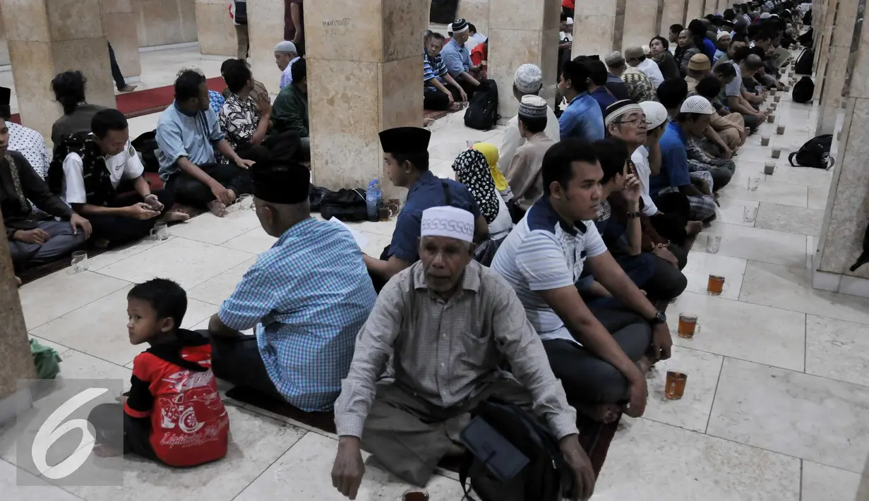 Ribuan jamaah menanti waktu berbuka puasa di Masjid Istiqlal, Jakarta (22/6/2015). Sekitar 3000 kotak makanan dan minuman dibagikan setiap harinya selama bulan Ramadan. (Liputan6.com/JohanTallo)
