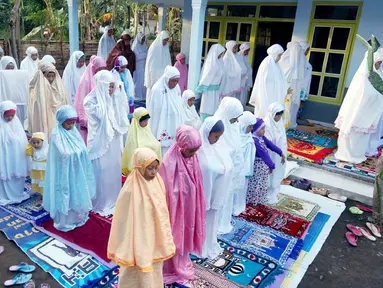 Sejumlah jamaah Aboge (Alif Rebo Wage) baru merayakan Idul Fitri pada Rabu (30/7/2014). (ANTARA FOTO/Adhitya Hendra)