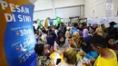 Pengunjung memadati acara KAI Travel Fair 2017 di Jakarta Convention Center, Jakarta Pusat, Sabtu (29/7). Dalam acara ini, PT KAI mempersiapkan sebanyak 642.000 tiket kereta api untuk periode tiga bulan ke depan. ( Liputan6.com/Angga Yuniar)