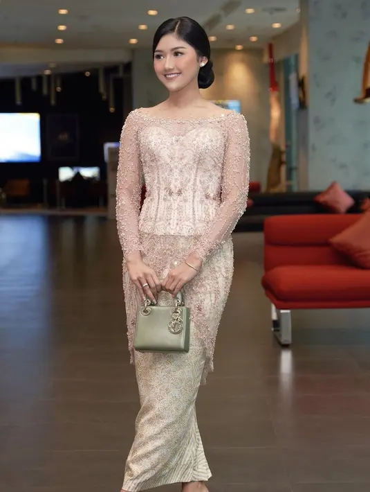 <p>Melengkapi penampilannya, istri Kaesang ini membawa mini bag Lady Dior warna sage. (@erinagudono)</p>