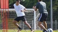 Penyerang Juventus, Paulo Dybala (kiri) berusaha mengarahkan bola dengan kepala pada sesi latihan, di Vinovo. Juventus akan menghadapi Dinamo Zagreb pada Matchday 2 Liga Champions 2016-2017, tengah pekan ini.  (AFP/Maro Bertorello)