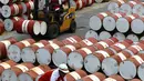 Suasana aktivitas di Terminal Suplay Point (TSP) dan Distribusi Pelumas Pertamina di Batakan, Kalimantan Timur, Minggu (20/9/2015). TSP ini mampu menampung sebanyak 8.000 drum dan 820.000 Liter pelumas.(Liputan6.com/Yoppy Renato)