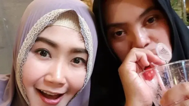 Akrabnya Bu Dendy dengan istri pertama Pak Dendy (Hak Cipta: instagram.com/oviekwie_nyoklat_klasik/phi)