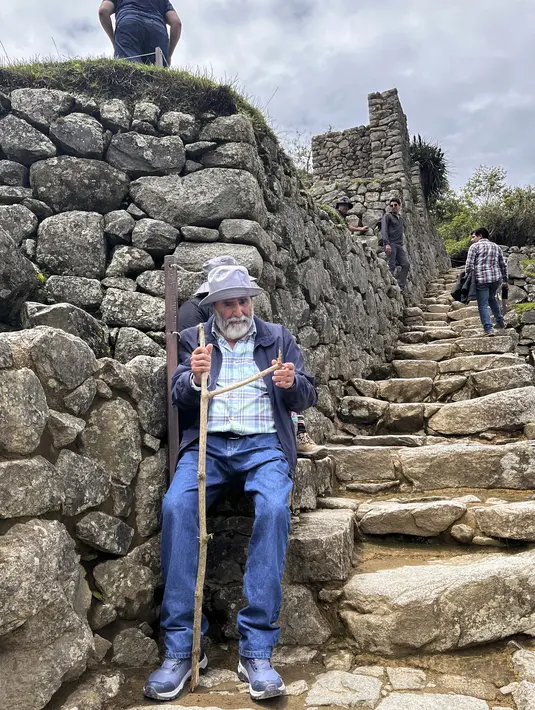 Turis mengunjungi reruntuhan Inca kuno Machu Picchu di lembah Urubamba, tujuh puluh dua kilometer dari kota Cusco di Andes, Rabu (15/2/2023), untuk pertama kalinya setelah ditutup untuk umum karena alasan keamanan pada 21 Januari, setelah pengunjuk rasa memblokir rel kereta api selama protes terhadap pemerintahan Presiden Dina Boluarte yang telah mengguncang negara Andes sejak 7 Desember 2022. (Carolina Paucar / AFP)