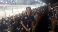 Karla Jasmina saat menonton FA GP Singapura (Liputan6.com / Cakrayuri Nuralam)