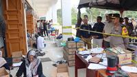 Kapolres Rokan Hulu AKBP Budi Setiyono meninjau pelipatan surat suara di gudang logistik KPU. (Liputan6.com/M Syukur)