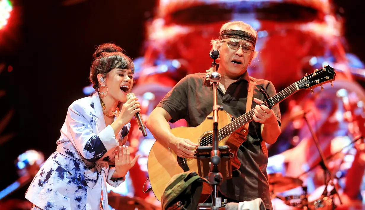 Selain mendoakan, Andien juga melihat karya-karya Iwan Fals banyak yang merupakan gambaran nyata masyarakat Indonesia. "Terima kasih Andien, doa Andien itu untuk kita semua di Indonesia," sahut Iwan Fals dengan wajah haru. (Adrian Putra/Bintang.com)