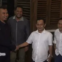 Masuk dalam bursa calon Gubernur atau Wakil Gubernur DKI Jakarta, Ahmad Dhani belum sempat berkomunikasi dengan Dewa 19.  Terlebih lagi, Dhani tetap akan mempertahankan rambut mohawknya, jika terpilih nanti.