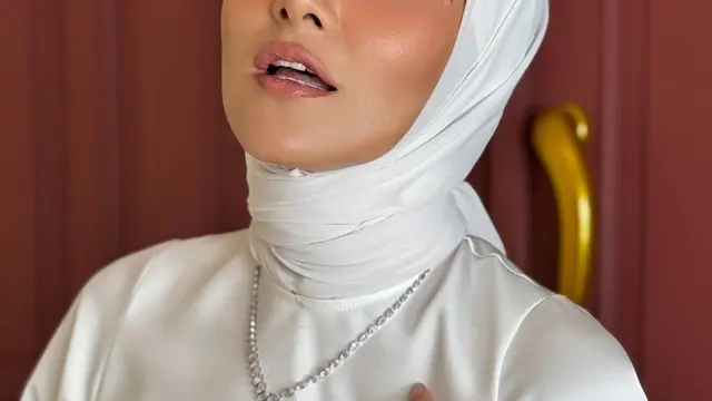 Potret Olla Ramlan dengan Gamis Putih. (instagram/ollaramlan)