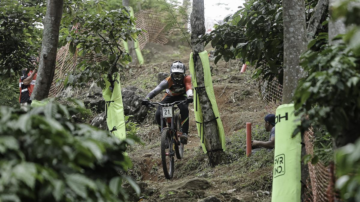 Pembalap Nasional Berebut Juara Umum Indonesian Downhill 2025 pada Putaran Terakhir di Batu