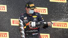 Pembalap Red Bull Max Verstappen melakukan selebrasi usai memenangkan F1 GP Emilia Romagna di Sirkuit Imola, Italia, Minggu (18/4/2021). Max Verstappen keluar sebagai juara diikuti Lewis Hamilton dan Lando Norris. (AP Photo/Luca Bruno)