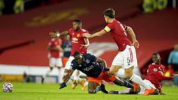 Para pemain Manchester United merayakan gol yang dicetak oleh Bruno Fernandes ke gawang Istanbul Basaksehir pada laga Liga Champions di Stadion Old Trafford, Rabu (25/11/2020). Setan Merah menang dengan skor 4-1. (AP/Dave Thompson)