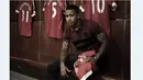 Pemain Manchester United, Memphis Depay, berpose untuk promosi jam tangan resmi MU. (Manutd.com)