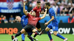 Perebutan boal antara pemain Kroasia dan Turki dalam laga Grup D Piala 2016 di Stadion Parc des Princes, Paris, (12/6/2016). (AFP/Bulent Kilic)