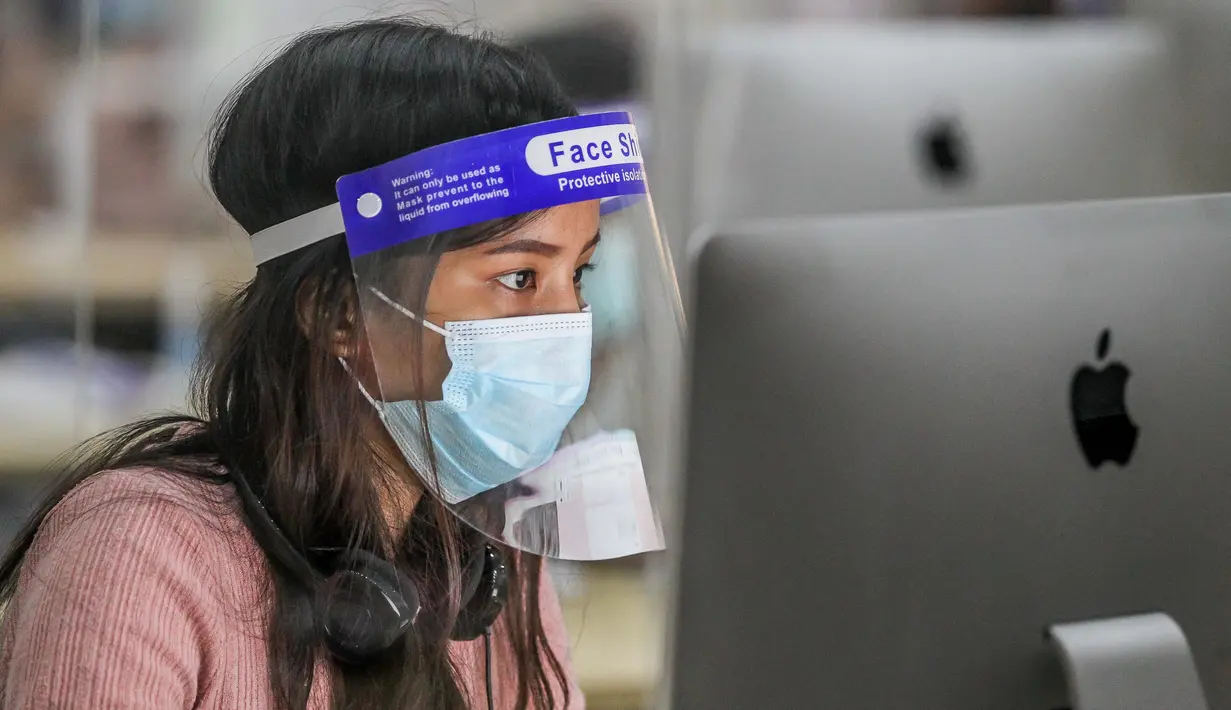 Guru berlisensi menjawab panggilan telepon untuk membantu siswa di Tele-Aral Center di Manila, Filipina (6/10/2020). Tele-Aral Center adalah program saluran telepon khusus (hotline) nasional Filipina untuk membantu siswa mengikuti belajar kelas daring. (Xinhua/Rouelle Umali)