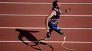 Luke Sinnott saat berlari mengenakan kaki palsunya dalam kompetisi IT2 100m Heat 2 selama Invictus Games 2017 di Stadion York Lions, Toronto, Kanada (24/9). Luke Sinnott lahir pada 9 September 1980. (Gregory Shamus/Getty Images/AFP)