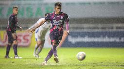 Pemain Rans Cilegon FC, Bima Ragil melakukan eksekusi penalti yang berbuah gol pertama ke gawang PSIM Yogyakarta dalam laga semifinal Liga 2 2021 di Stadion Pakansari, Bogor, Senin (27/12/2021). (Bola.com/Bagaskara Lazuardi)