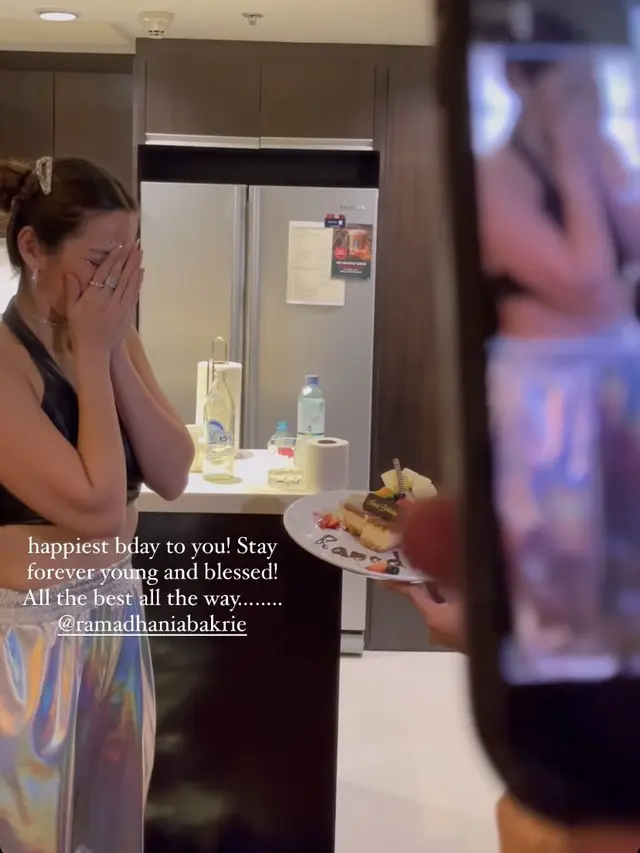 Nia Ramadhani saat Rayakan Ulang Tahun ke-34 di Festival Musik Thailand. [@sparklingmoneyhoney]