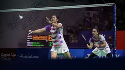 Ganda putri Febriana Dwipuji Kusuma/Amalia Cahaya Pratiwi dikalahkan unggulan kedua asal Korea Selatan, Lee So Hee/Shin Seung Chan dengan dua game langsung 23-25, 11-21. (Bola.com/Bagaskara Lazuardi)