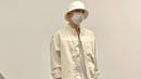 Memakai kaus putih yang dipadukan dengan jaket serta bucket hat warna senada, gaya kasual Seung Yoon ini curi perhatian netizen. Pasalnya, meski terlihat polos, penampilan leader dari grup Winner ini tetap terlihat stylish. (Liputan6.com/IG/@w_n_r00)