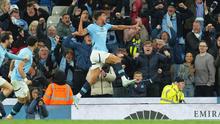 Pemain Manchester City, Matheus Nunes, merayakan gol kedua timnya dalam pertandingan sepak bola Liga Primer Inggris antara Manchester City dan Aston Villa di Stadion Etihad di Manchester, Inggris, Rabu dini hari WIB (23-4-2025). (Foto AP/Jon Super)