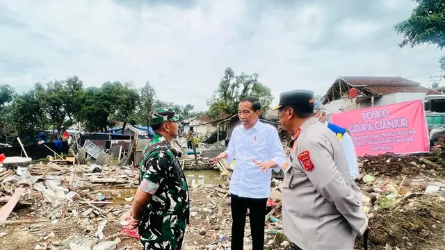 Presiden Joko Widodo (Jokowi) saat memberikan arahan kepada Pangdam III/Siliwangi, Mayjen TNI Kunto Arief Wibowo, dan Kapolda Jawa Barat, Irjen Pol. Suntana