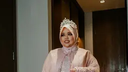 Anggunnya Kekeyi terlihat jelas saat memakai gaun. Kekeyi yang tampak elegan juga memakai mahkota di kepalanya. Tak heran foto Kekeyi yang tampak anggun dan menawan ini ramai disebut netizen bak seorang putri. (LIputan6.com/IG/rahmawatikekeyiputricantikka)