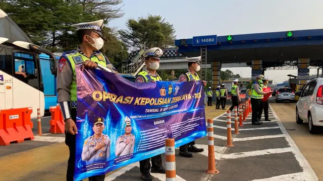 Direktur Lalu Lintas Polda Metro Jaya Kombes Latif Usman mensosialisasikan Operasi Zebra Jaya 2023 di Gerbang Tol Cililitan, Jakarta Timur.