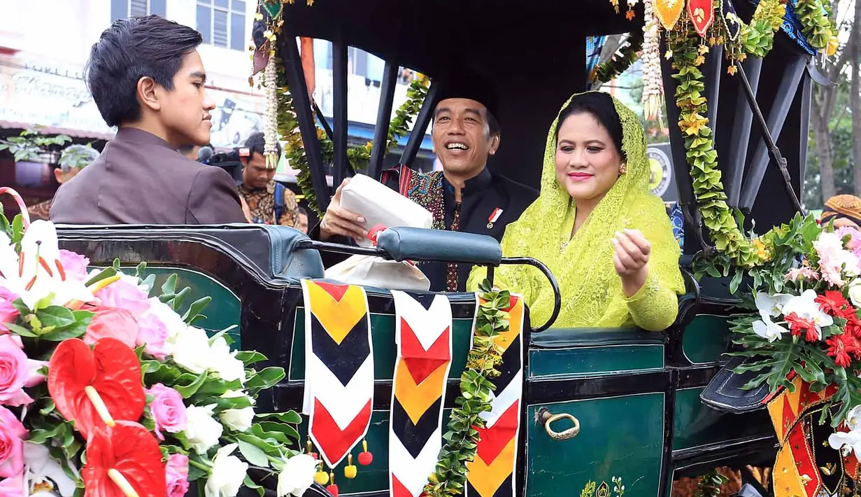 Presiden Jokowi ayah Kahiyang bersama Ibu Iriana terlihat mengumbar senyum pada masyarakat Medan yang menyaksikan acara tersebut. Presiden yang dikenal merakyat itu juga memberikan souvenir pada warga yang ada di pinggir jalan. (Deki Prayoga/Bintang.com)