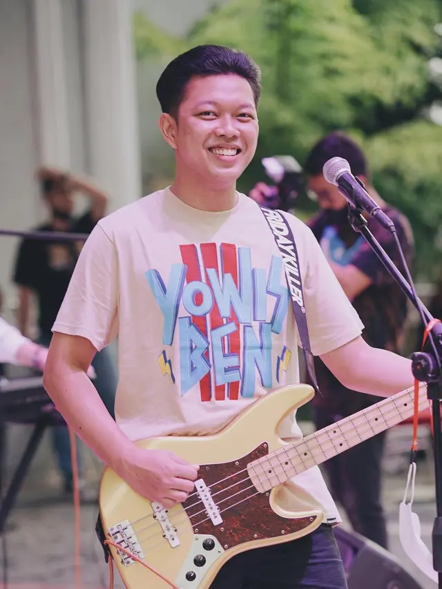 6 Gaya Bayu Skak saat Manggung dengan Gitar Bass, Curi Perhatian