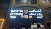 Kabayan Supermarket yang terletak tidak jauh dari pintu keluar Stasiun Metro Al Sadd. (Hendry Wibowo/Bola.com)
