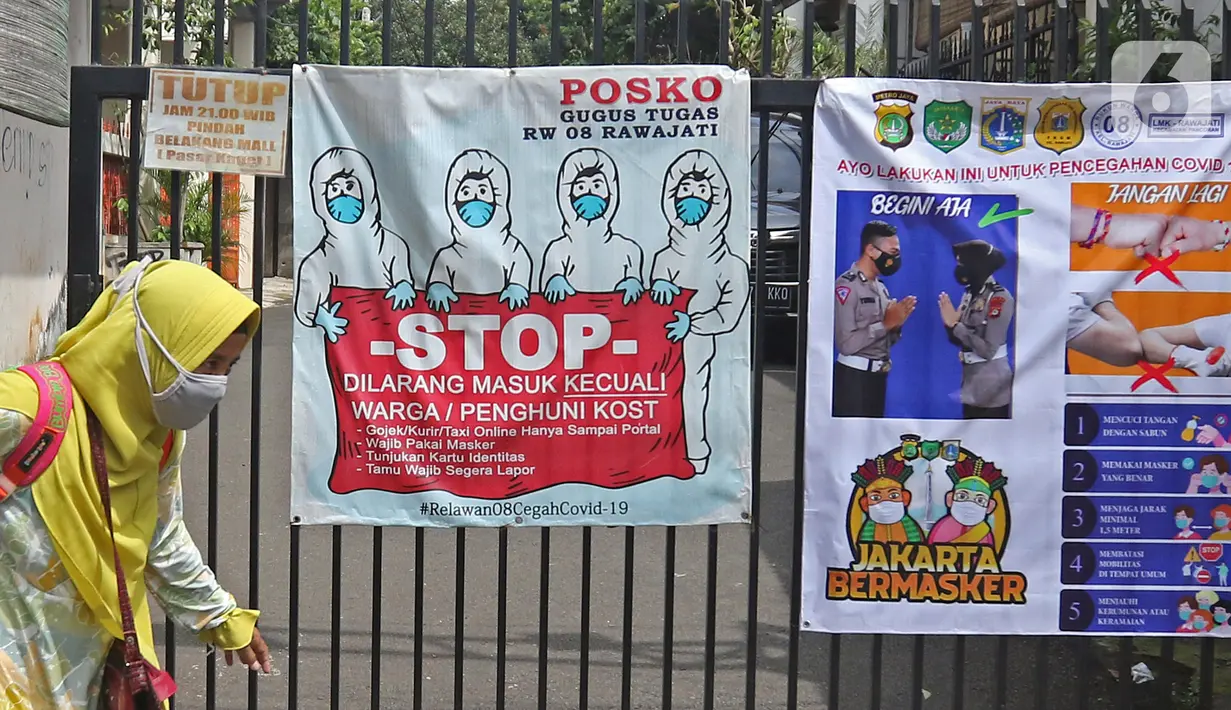 Warga saat keluar dari perumahan di RW 08 Kelurahan Rawajati, Jakarta, Selasa (9/2/2021). Pemerintah mulai menerapkan PPKM skala mikro mulai 9-22 Februari 2021 untuk tujuh provinsi yakni DKI Jakarta, Jawa Barat, Banten, Jawa Tengah, Yogyakarta, Jawa Timur, dan Bali. (Liputan6.com/Herman Zakharia)