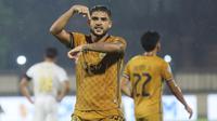 Bhayangkara FC akhirnya mampu memutus tren 3 kekalahan beruntun di BRI Liga 1 2023/2024 setelah memetik tiga poin penuh berkat kemenangan 3-2 atas Madura United pada laga pekan ke-27 di Stadion STIK, Jakarta Selatan, Jumat (1/3/2024). Sempat unggul dua gol berkat aksi Witan Sulaeman dan Matias Mier hingga akhir babak pertama, Bhayangkara FC harus menerima kenyataan gawangnya dibobol Madura United pada babak kedua lewat aksi Yuda Editya (56') dan Riski Afrisal (76'). Junior Brandao tampil sebagai pahlawan untuk memastikan kemenangan The Guardian lewat gol penaltinya pada menit ke-84. (Bola.com/M Iqbal Ichsan)