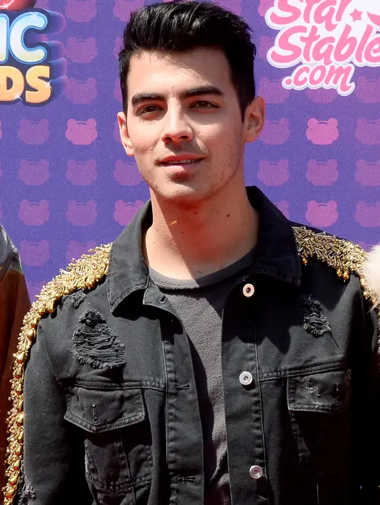 Namun Gigi Hadid merasa jengkel ketika bertemu dengan mantan kekasihnya, Joe Jonas. Joe hadir sebagai pengisi acara di konser tersebut. (AFP/Bintang.com)