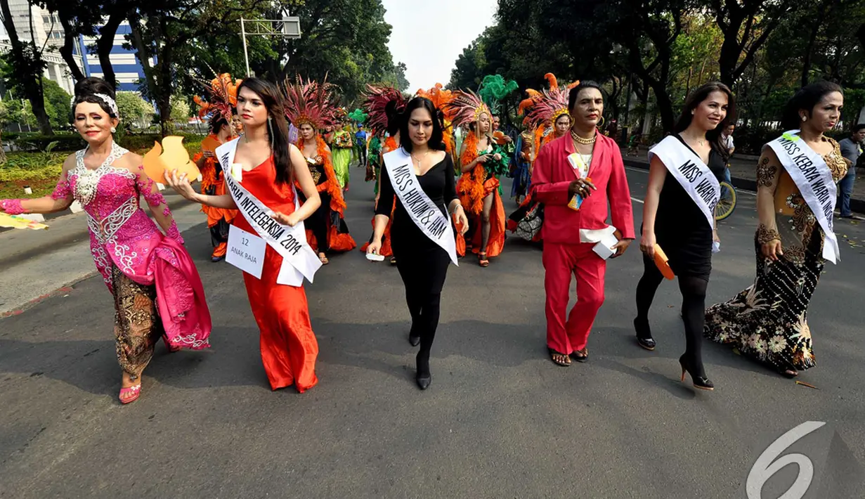 Ratusan waria berbaris rapi saat mengikuti acara Karnaval Seni Budaya DKI Jakarta, Minggu (2/11/2014). (Liputan6.com/Miftahul Hayat)
