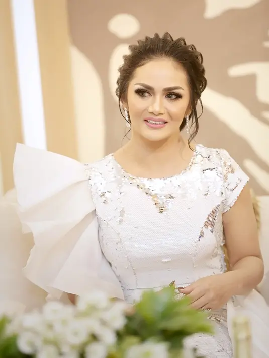 Krisdayanti di Malinda Gallery Kemang. (Bambang E Ros/Fimela.com)