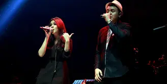 Hujan yang mengguyur Jakarta tadi malam tidak melunturkan pesona dua solois Indonesia yang sedang meroket namanya, Raisa dan Tulus, dalam menggelar konser di Rolling Stone Cafe, Ampera, Jakarta Selatan, Jumat (7/8/2015). (Wimbarsana/Bintang.com)