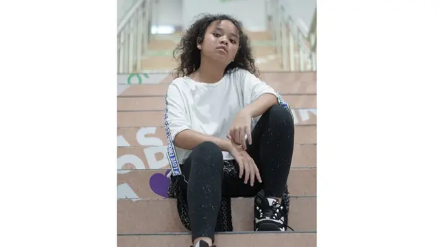 6 Potret Terbaru Penyanyi Cilik Romaria, Kini Penampilannya Trendi