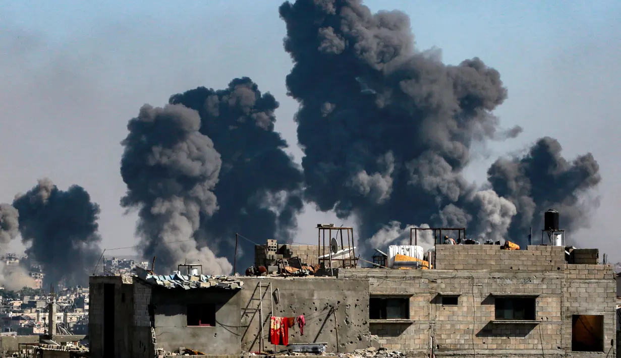 Foto yang diambil dari Jabalia barat, Jalur Gaza tengah ini menunjukkan gumpalan asap yang mengepul akibat pengeboman Israel di Kota Gaza timur pada 9 Juli 2025. (Bashar TALEB/AFP)