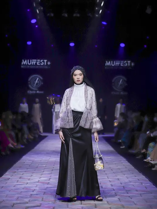 <p>Kombinasi outerwear organza dengan rok satin dari koleksi Charlie Bravo yang dipamerkan di Muffest 2022 ini memberikan kesan elegan dan mewah. (Dok/MUFFEST 2022).</p>