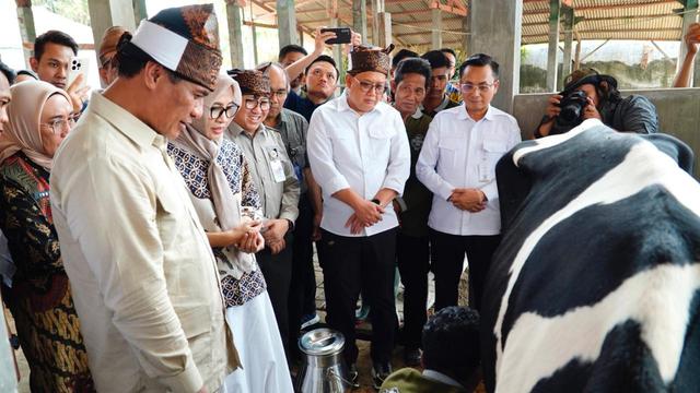 Mentan Amran Minum Susu Bersama Ribuan Anak Sekolah, Peternak, dan Pelaku Industri Susu