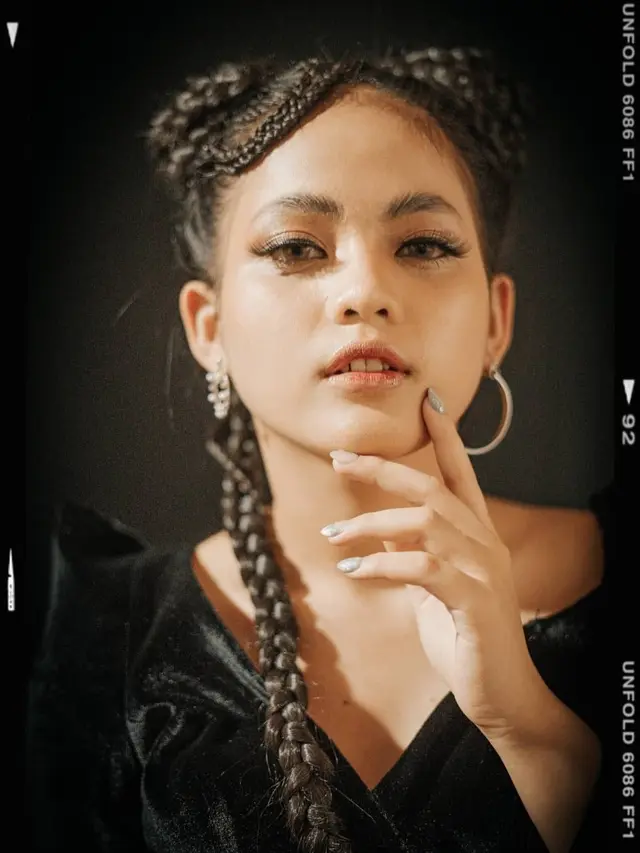 6 Gaya Putri DA 4 dalam Pemotretan Woman In Black, Memesona