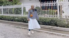 Putri Delina Andriyani, memang kerap membagikan outifit yang ia pakai di media sosialnya. Salah satunya saat ia memakai kemeja over-size yang dipadukan dengan rok panjang berwarna putih. Tas selmpang warna coklat menjadi tambahan penampilanny yang catchy.(Liputan6.com/IG/@putridelinaa)