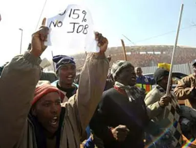 Sekitar 2 ribu pekerja konstruksi melakukan aksi mogok, menuntut kenaikan upah, di depan Soccer City Stadium, Soweto, dekat Johannesburg, 8 Juli 2009. AFP PHOTO / ALEXANDER JOE 