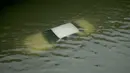 Sebuah mobil terendam banjir di jalan bebas hambatan setelah badai Harvey menerjang di dekat pusat kota Houston, Texas, Minggu (27/8). Badai Harvey ini tercatat sebagai badai paling kuat yang melanda AS dalam lebih dari sepuluh tahun. (AP/Charlie Riedel)