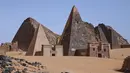 Piramida Meroe berdiri di situs arkeologi Meroe di Bejrawiya, Sudan, Sabtu, 1 Agustus 2026. (Foto AP/Mohnd Blal)