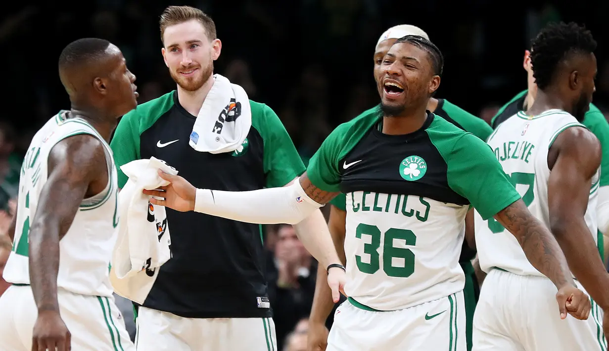 Para pebasket Boston Celtics merayakan kemenangan atas Indiana Pacers pada laga NBA di TD Garden, Boston, Kamis (10/1). Celtics berhasil menang 135-108 atas Pacers. (AP/Maddie Meyer)